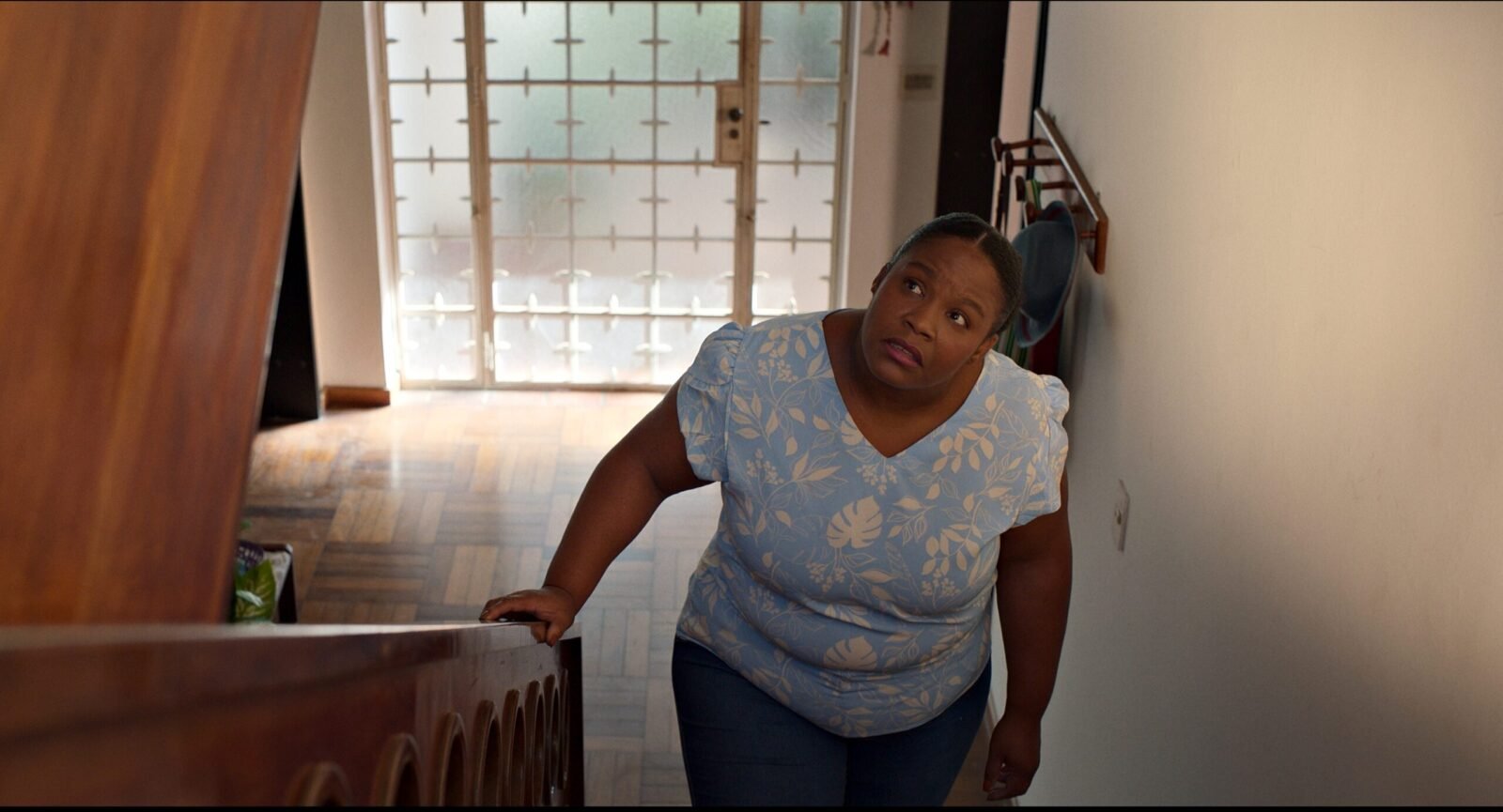 Crítica | 'Criadas' rompe o tecido da realidade em uma casa assombrada por fantasmas de carne e osso
