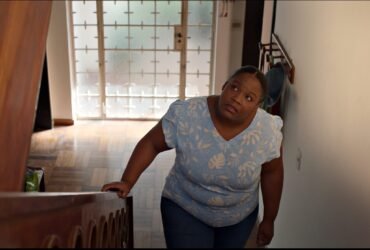 Crítica | 'Criadas' rompe o tecido da realidade em uma casa assombrada por fantasmas de carne e osso
