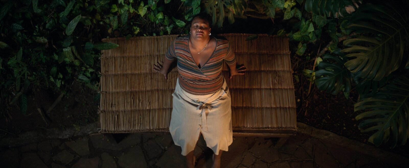 Crítica | 'Criadas' rompe o tecido da realidade em uma casa assombrada por fantasmas de carne e osso