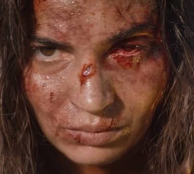 Crítica | 'A Morte do Demônio: Em Chamas' prova que até Evil Dead foi possuído pelo terror de trauma