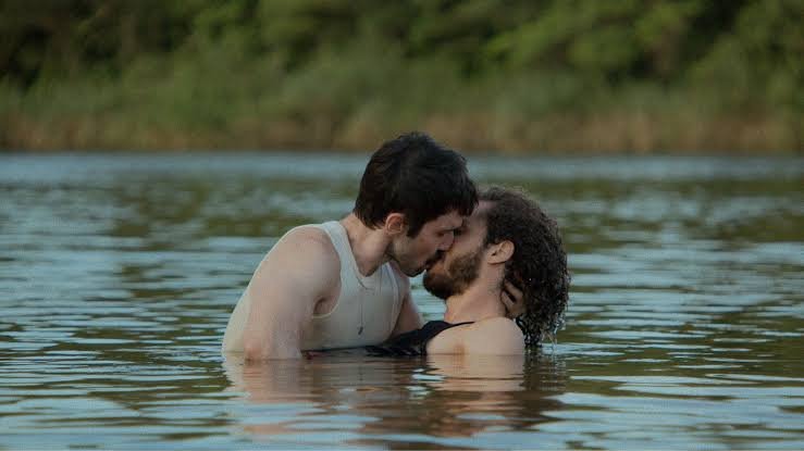 Crítica | Em 'Apenas Coisas Boas' toda promessa de felicidade carrega um prazo de validade