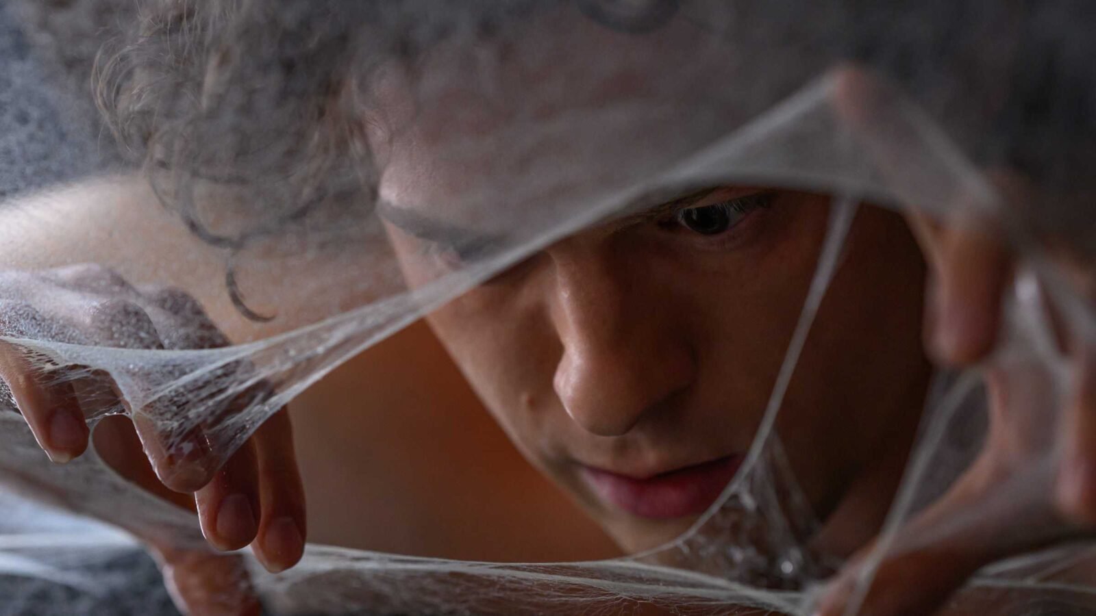 Crítica | Em 'Homem-Aranha: Um Novo Dia' Peter tenta crescer, mas continua preso ao MCU