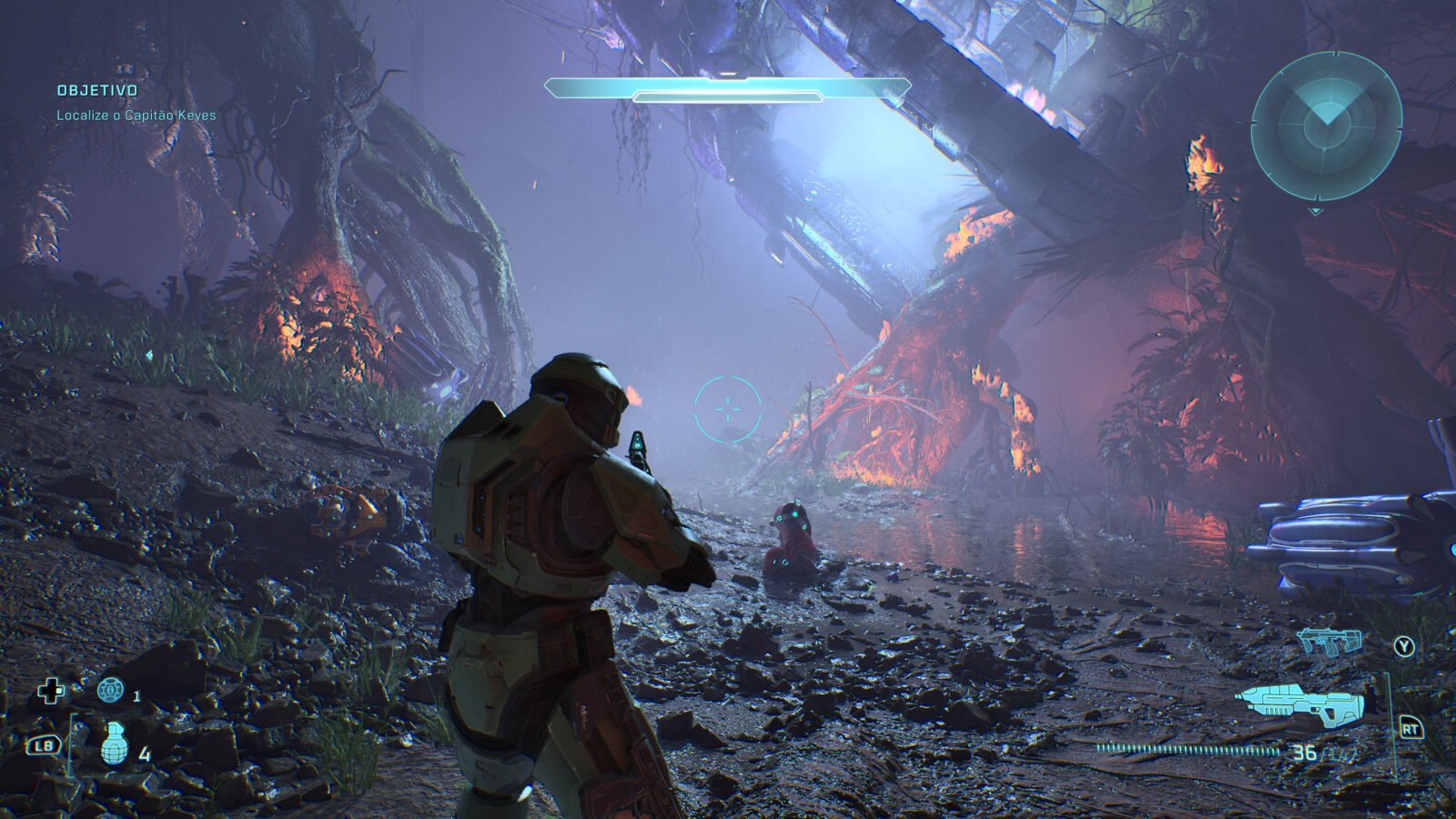 Master Chief avança pela floresta densa e pantanosa do capítulo '343 Guilty Spark'. O ambiente é consumido por uma espessa e misteriosa névoa em tons de azul e roxo. Ao fundo, antigas ruínas Forerunner ardem em chamas, recortando a escuridão com um brilho intenso e ameaçador.