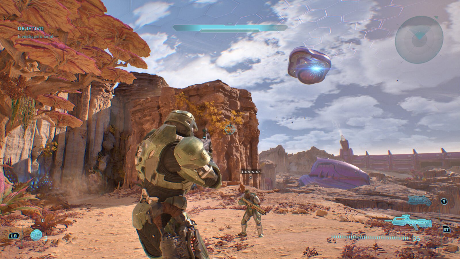 No vasto deserto alienígena, Master Chief e o Sargento Johnson, corre à distância. Um Monitor Forerunner brilhante paira no céu nublado entre penhascos rochosos e estranhas árvores com folhagem vermelha. Estruturas Forerunner maciças são visíveis no horizonte. O HUD do jogo mostra o objetivo 'Investigar o sinal', um radar e munição.