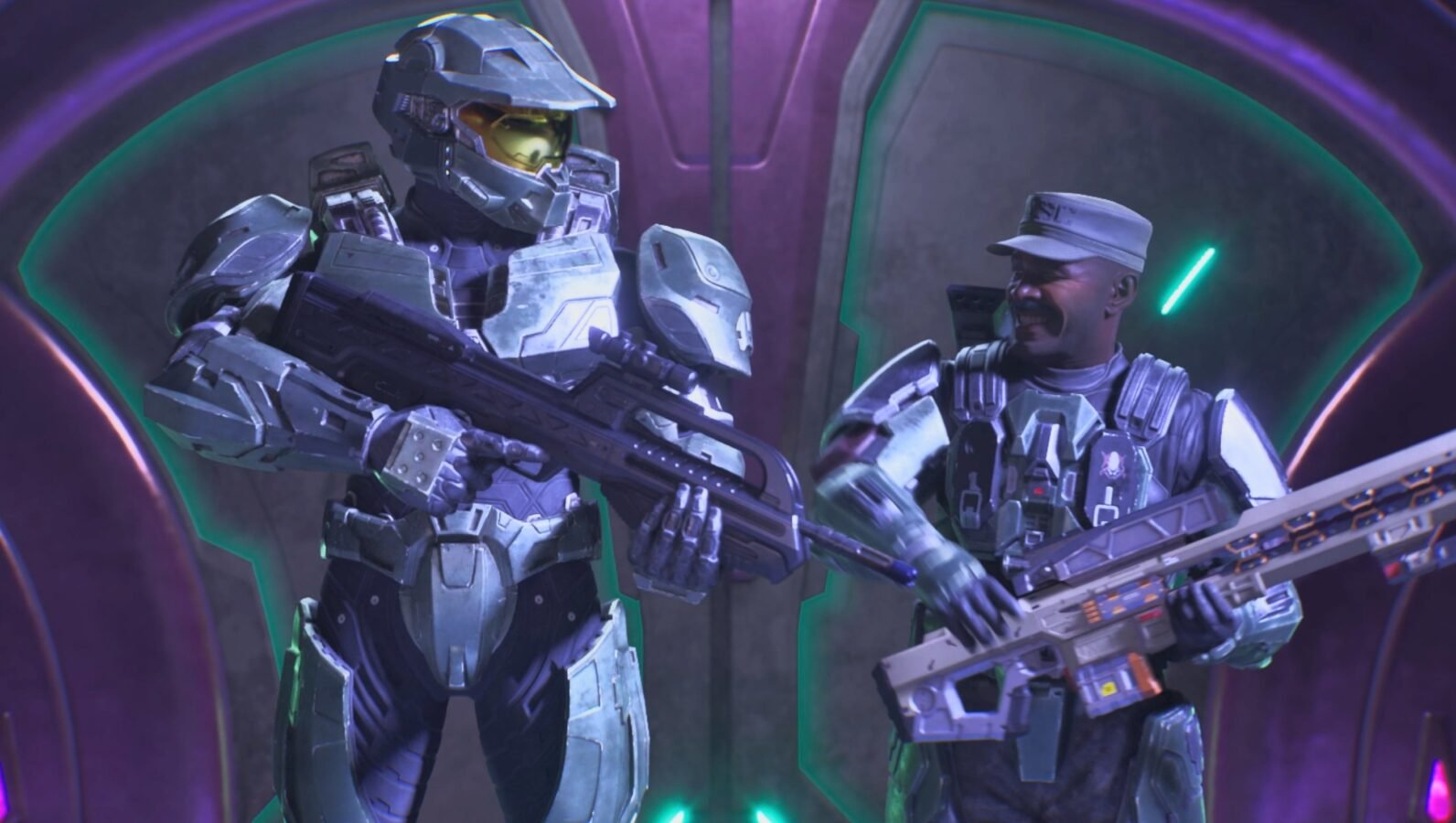 Master Chief e o Sargento Johnson de Halo, lado a lado, em uma câmara alienígena Covenant iluminada com luzes roxas e ciano. Johnson ri calorosamente enquanto segura uma arma exótica, ao lado de Chief em sua armadura verde completa.