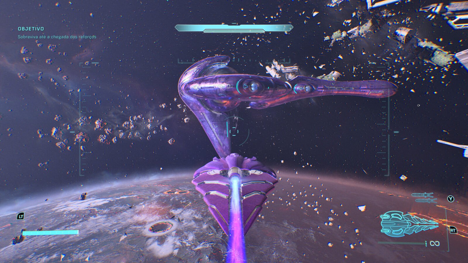Caça Covenant roxo com rastro de plasma, voando em direção a um cruzador alienígena maior sobre um planeta, entre detritos espaciais. A interface do jogo exibe o objetivo de sobrevivência e barras de status.