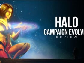 Master Chief no canto inferior esquerdo, encarando uma projeção holográfica colossal de Cortana, que brilha intensamente em tons dourados e alaranjados. Com um sorriso sereno, ela segura uma galáxia azul espiralada entre as mãos, tendo como pano de fundo a escuridão de um vasto espaço estrelado.