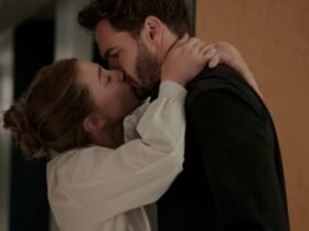Lili Reinhart e Tom Bateman em cena de A Hipótese do Amor