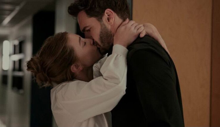 Lili Reinhart e Tom Bateman em cena de A Hipótese do Amor