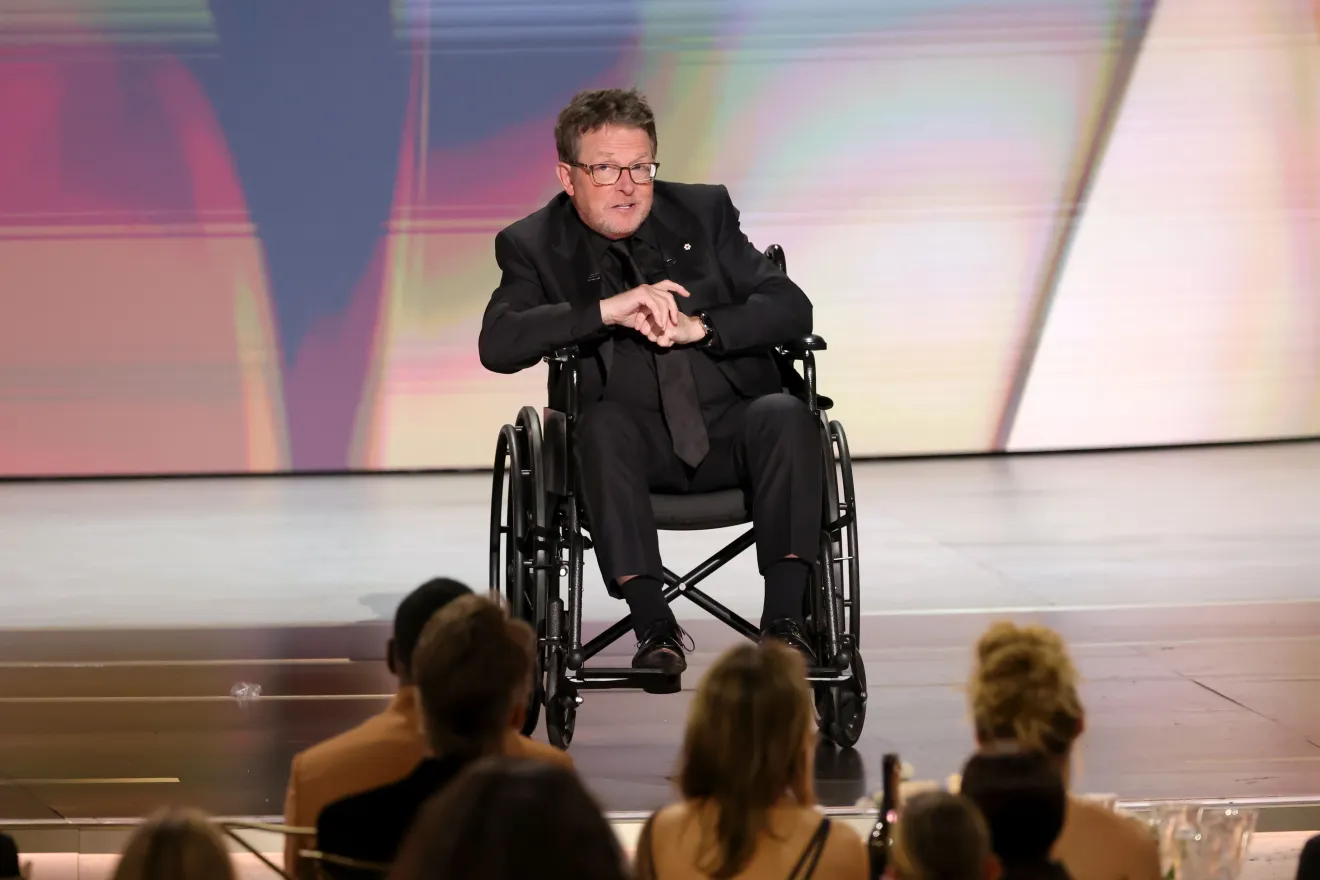 Michael J. Fox recebe premiação no Emmy 2026