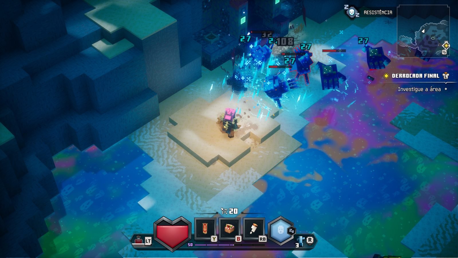 Uma cena cheia de ação de "Minecraft Dungeons 2", mostrando o jogador lutando contra inimigos do Sift. A batalha acontece em uma área com blocos de areia e algas marinhas vibrantes, com uma interface de usuário detalhada.