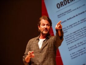 Marcelo Serrado durante apresentação