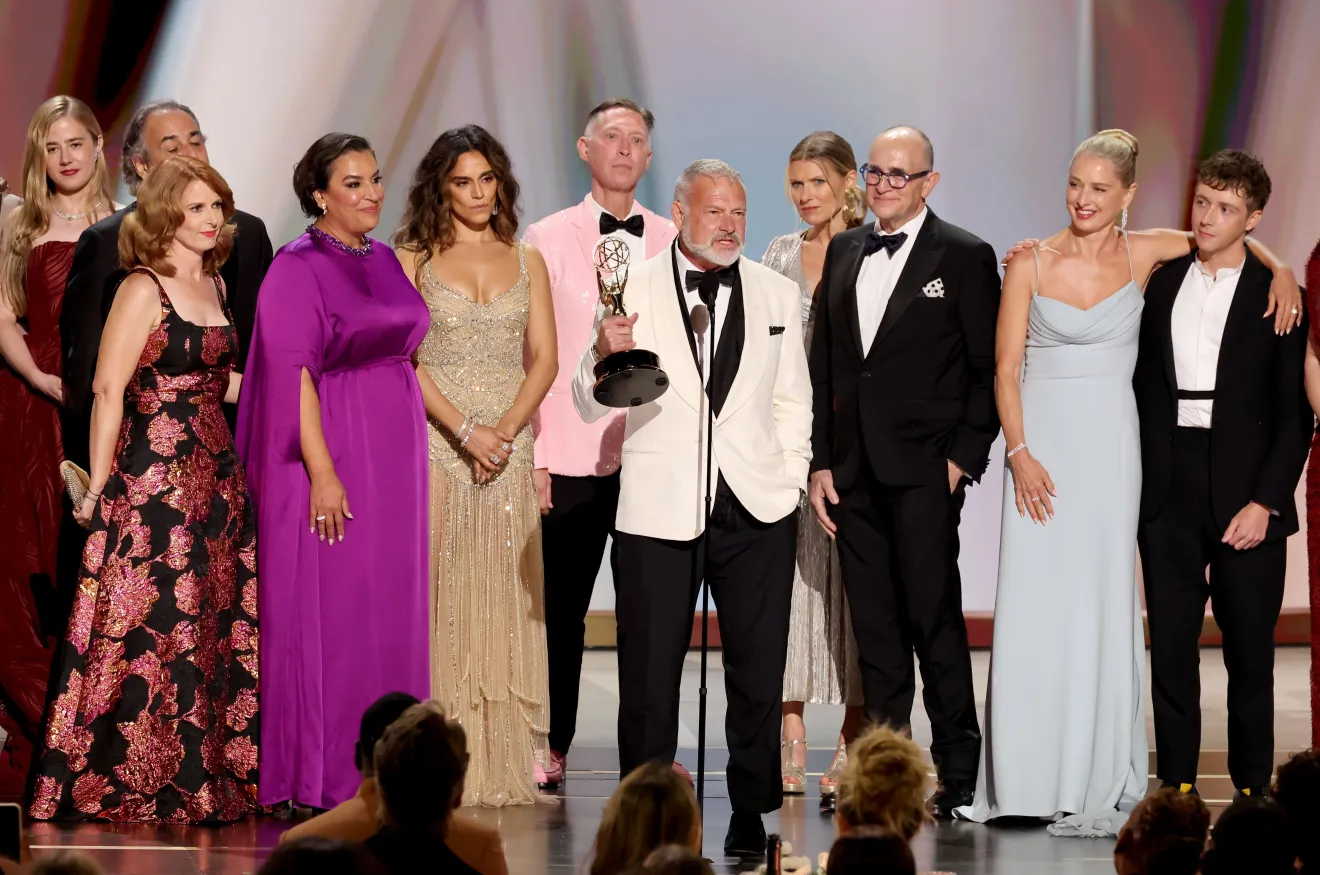 Elenco de The Pitt no palco do Emmy