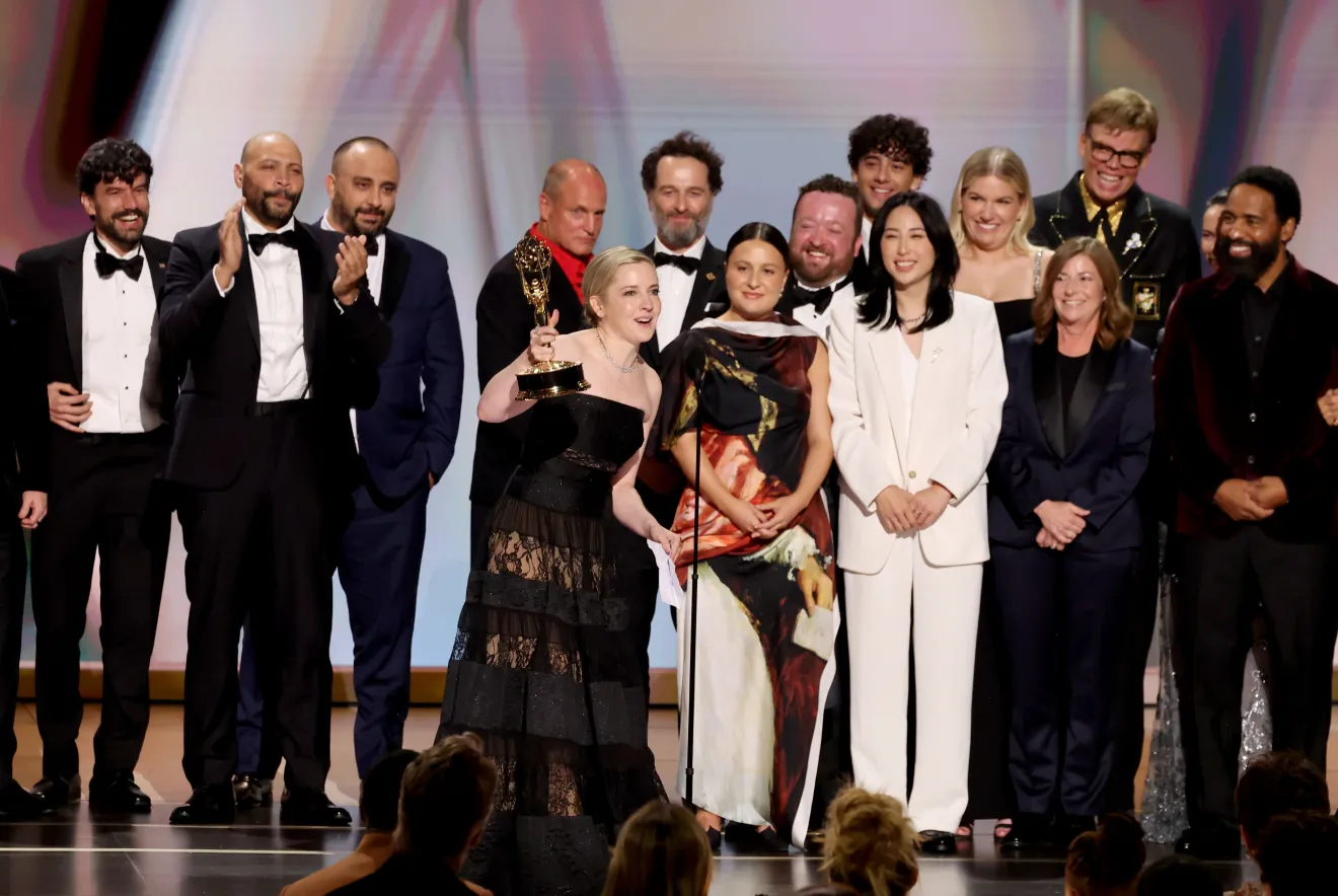 Elenco de Widows Bay sendo premiado no Emmy