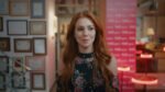 Elçin Sangu como Dafne em cena de Amor de Aluguel