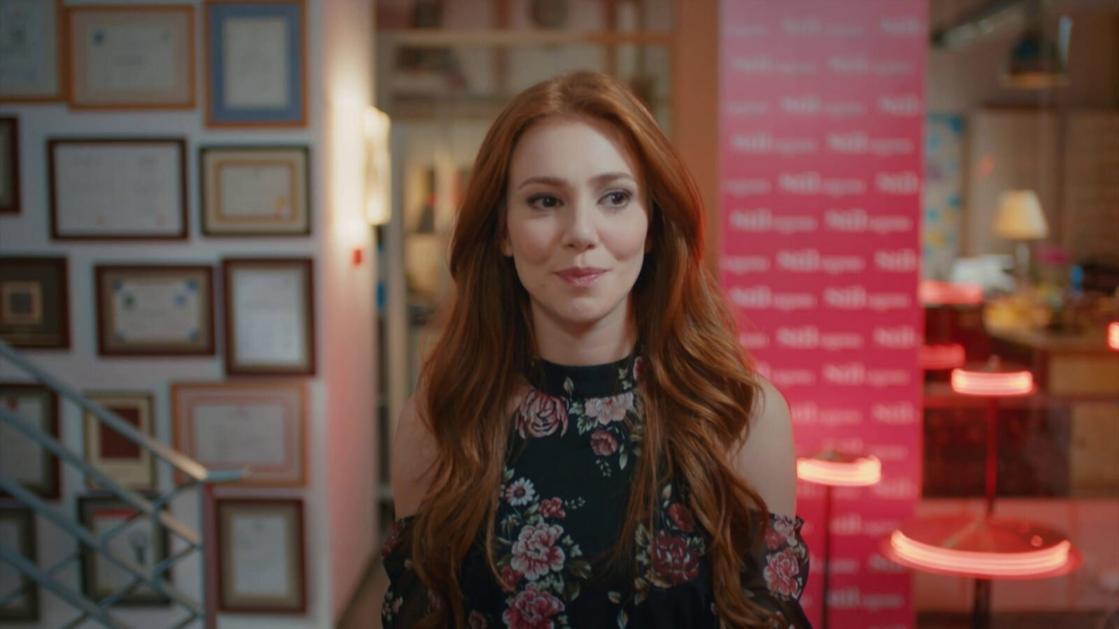 Elçin Sangu como Dafne em cena de Amor de Aluguel