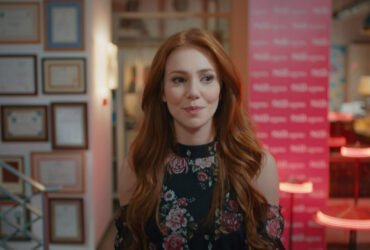 Elçin Sangu como Dafne em cena de Amor de Aluguel