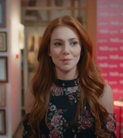 Elçin Sangu como Dafne em cena de Amor de Aluguel