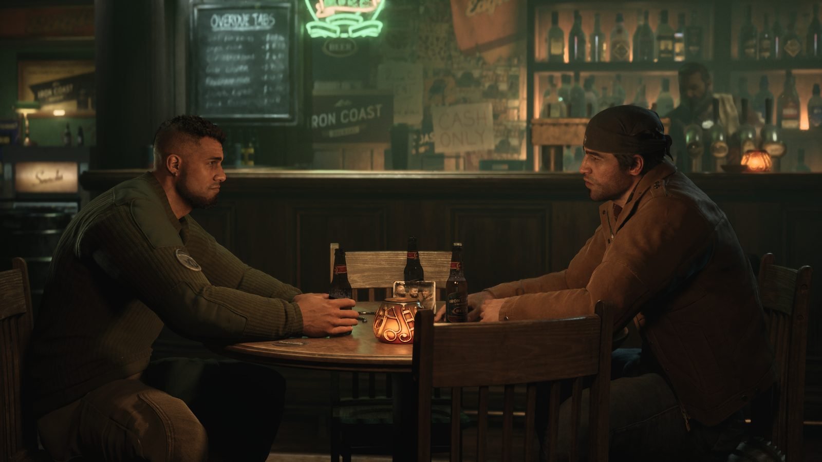 Marcus e Dom em uma mesa de bar de madeira mal iluminada, sentados frente a frente. Ambos seguram garrafas de cerveja e parecem ter uma conversa séria e intensa. O ambiente é um bar de estilo antigo com um letreiro de néon verde brilhante e garrafas ao fundo.