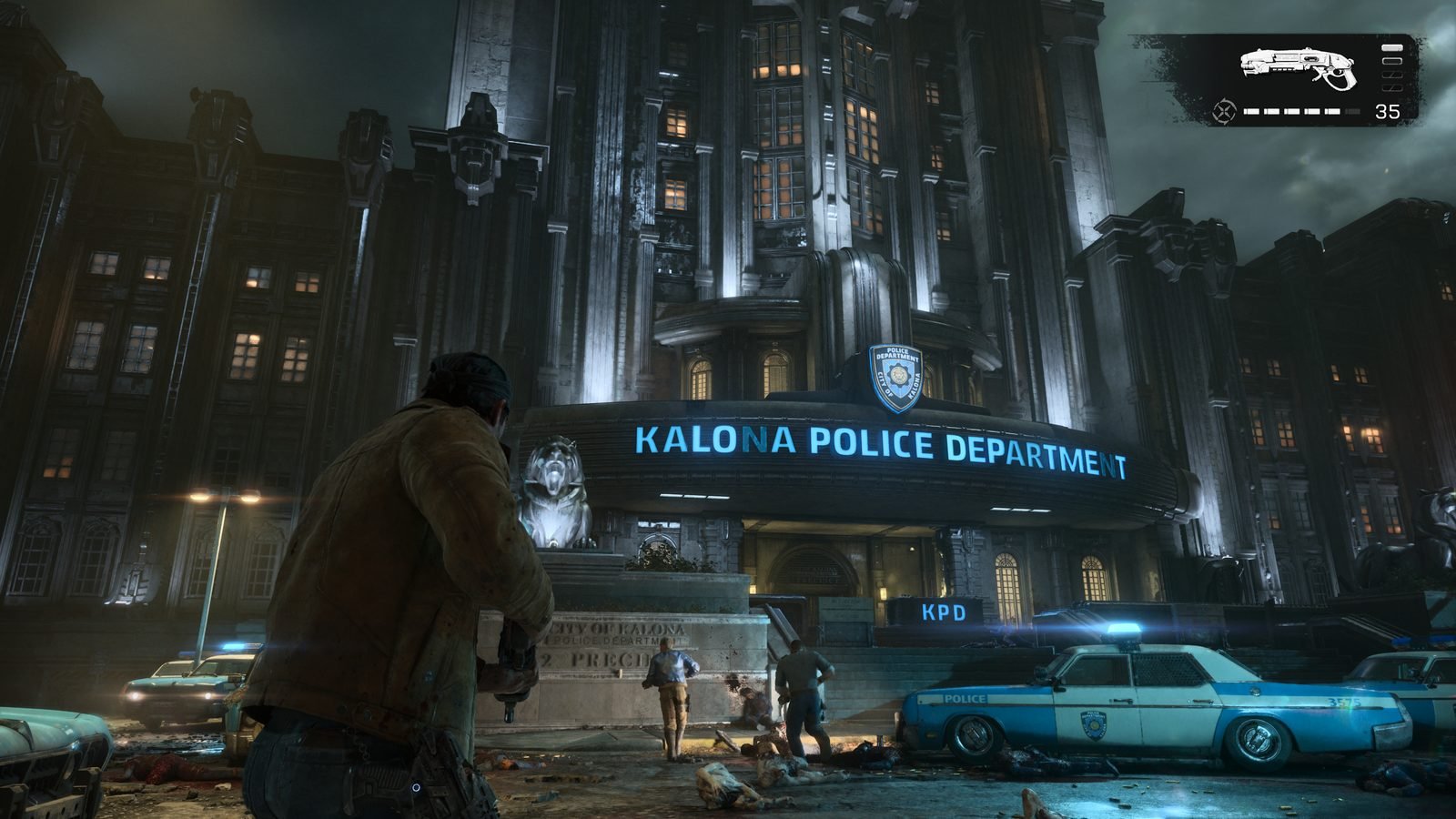 Uma captura de tela de Gears of War: E-Day mostrando o Marcus e seu esquadrão em uma rua noturna caótica. O personagem olha para o imponente edifício gótico do Departamento de Polícia de Kalona, rodeado por carros de patrulha e corpos no chão. Uma interface de munição está visível no canto.
