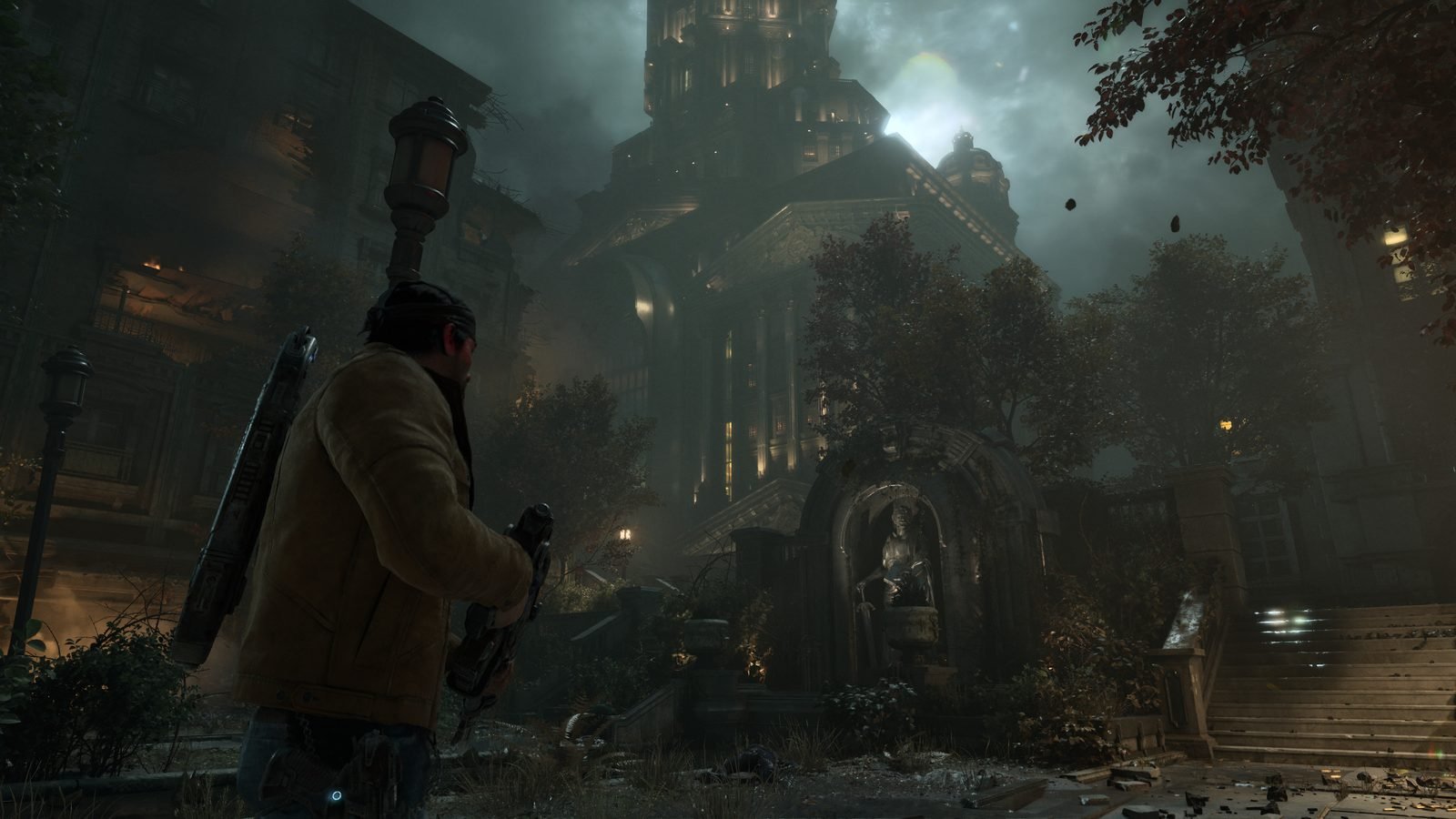 Uma captura de tela de Gears of War: E-Day mostrando Marcus de costas, segurando um fuzil e olhando para um imponente e antigo edifício iluminado em uma rua de cidade escura e coberta de vegetação.