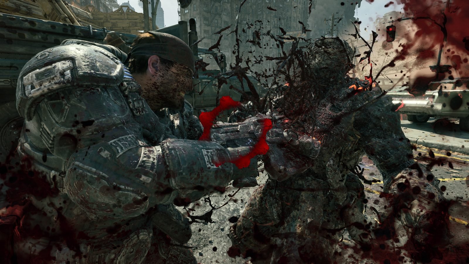 Marcus coberto de sangue, perfurando o peito de um monstro Swarm com uma arma de combate. Jatos de sangue cobrem a tela e os personagens em uma rua de cidade em ruínas.