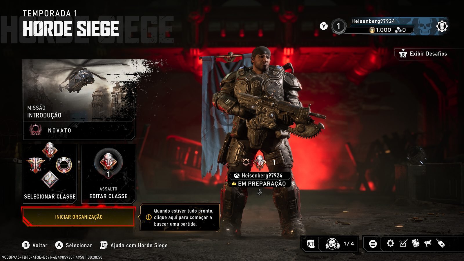 Captura de tela do menu principal do modo Horde Siege de Gears of War: E-Day. No centro, Marcus Fenix com sua armadura  segura o fuzil Lancer sobre um fundo escuro e avermelhado. À esquerda, o texto "TEMPORADA 1: HORDE SIEGE" se destaca, junto a opções de seleção de classe, missão de introdução e o botão "INICIAR ORGANIZAÇÃO". 