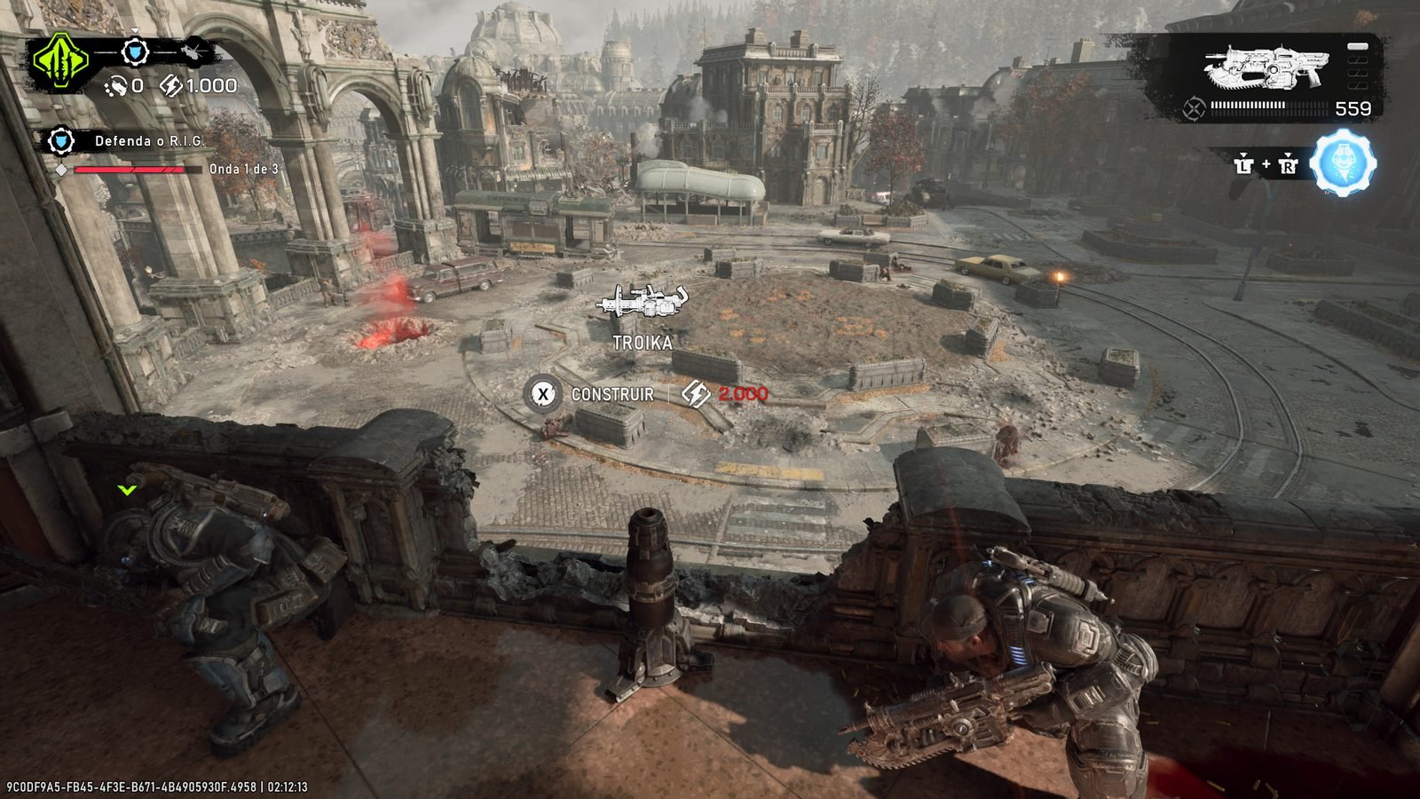 Uma visão em terceira pessoa do modo Horde Siege de Gears E-Day a partir de uma sacada destruída, mostrando soldados do COG preparando defesas em uma praça urbana sitiada, com opções de construção de armas na interface e uma cidade em ruínas ao fundo.