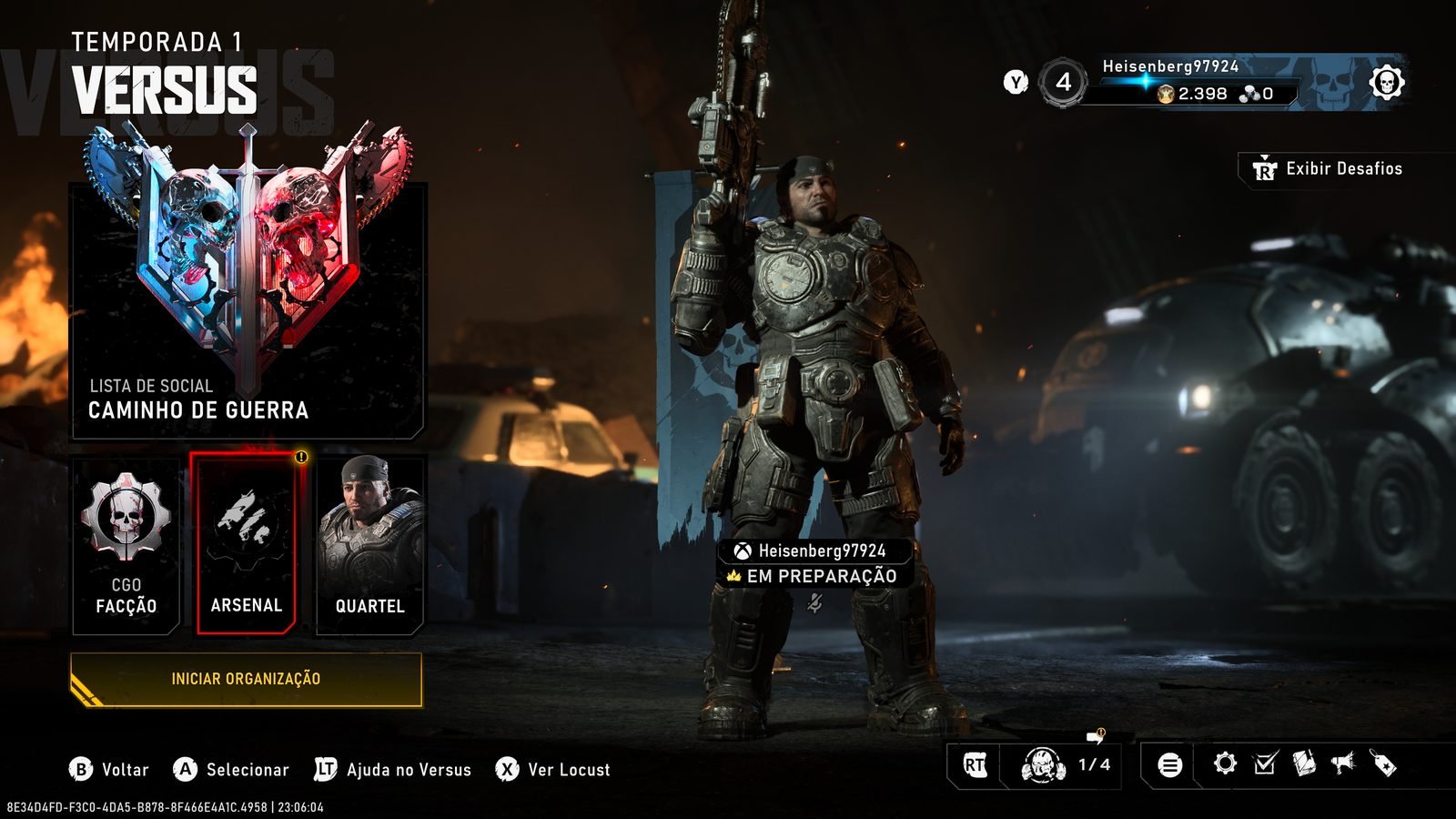 Captura de tela do menu principal do modo Versus de Gears of War: E-Day. No centro, Marcus Fenix de armadura escura segura a fuzil Lancer apontada para cima, com o status "Em Preparação". À esquerda, há o título "TEMPORADA 1 VERSUS" sobre um emblema com caveiras em azul e vermelho, além de opções como "Facção CGO", "Arsenal" e "Quartel". Ao fundo, vê-se um ambiente noturno de combate com um veículo blindado.   