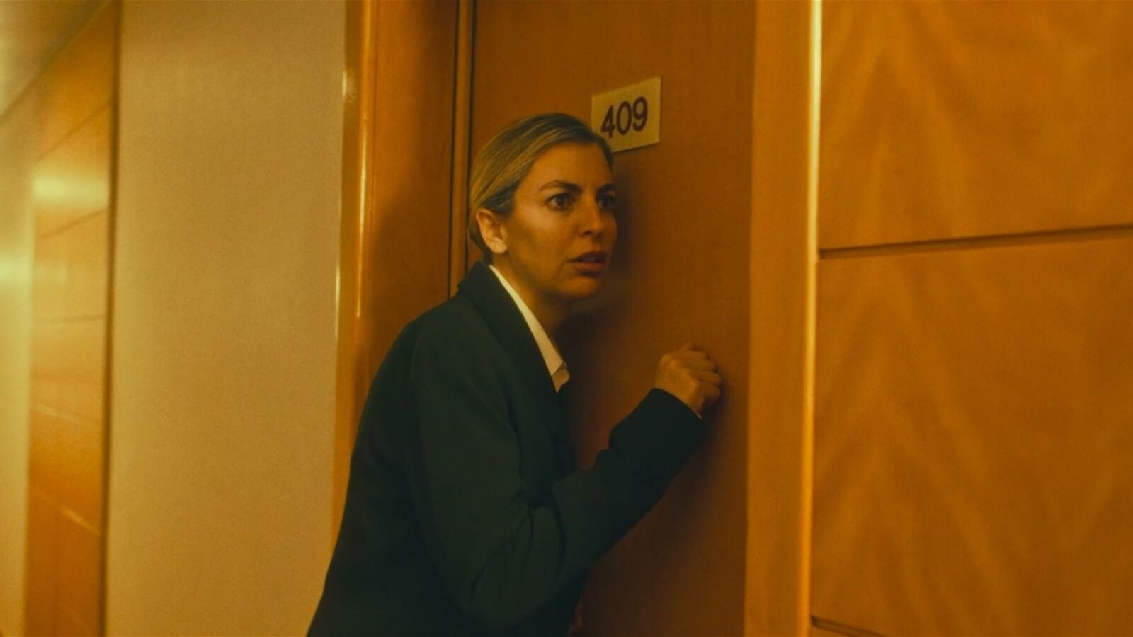 Crítica | Hotel Amor transforma a correria do trabalho em linguagem cinematográfica