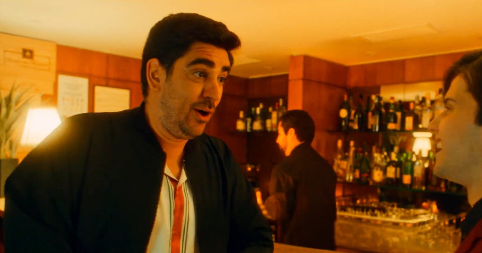Crítica | Hotel Amor transforma a correria do trabalho em linguagem cinematográfica