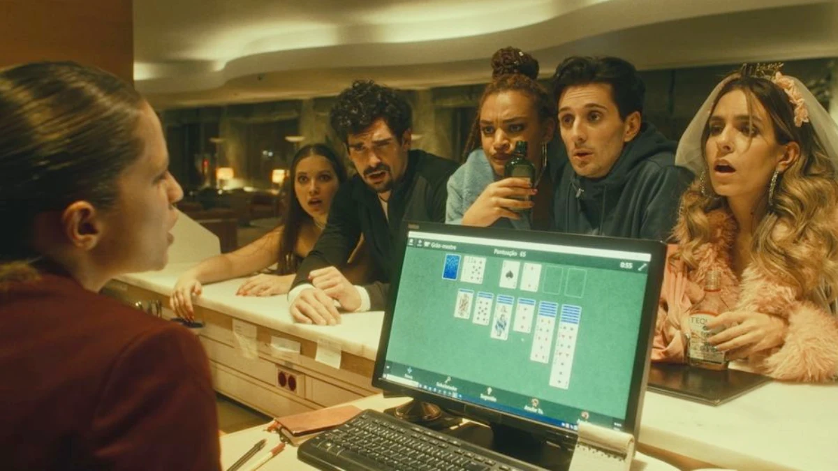 Crítica | Hotel Amor transforma a correria do trabalho em linguagem cinematográfica