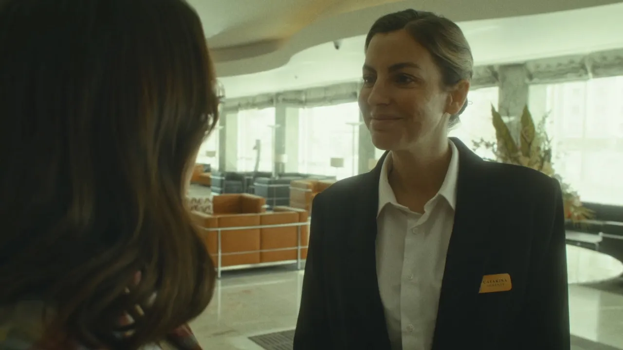 Crítica | Hotel Amor transforma a correria do trabalho em linguagem cinematográfica